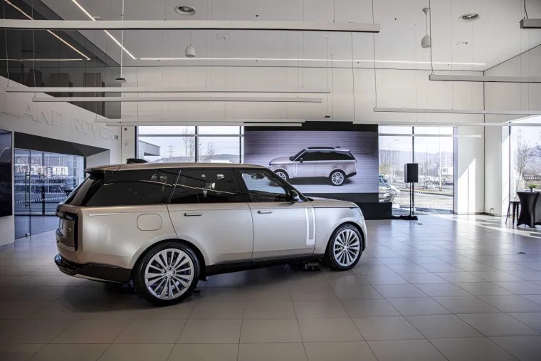 Novi Range Rover definiraju tri linije koje ga prate generacijama – padajuća linija krova, snažna srednja linija i uzlazna linija pragova. Ove prepoznatljive značajke spajaju se s izražajnim stražnjim krajem koji podsjeća na brodsku krmu, a koja završava s podijeljenim vratima prtljažnika