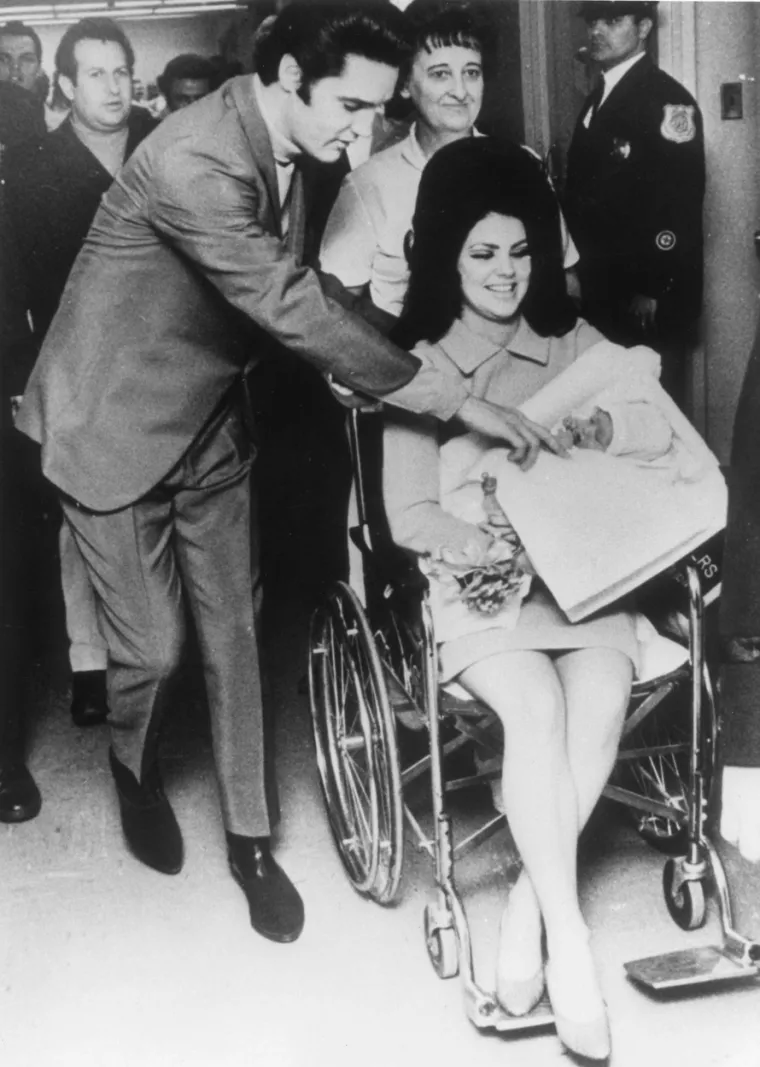 Lisa Marie Presley rođena je na današnji dan 1968. kao jedino dijete Elvisa i Priscille Presley koji su se razveli kada je ona imala samo četiri godine. Kao dijete živjela je s majkom u Los Angelesu, a s ocem na poznatom imanju Graceland u Memphisu. Elvis navodno više nije htio biti intiman sa svojom suprugom nakon što je rodila, a nakon brojnih prevara s obje strane rastali su se 1973. godine. Iako je njegov tjelohranitelj  izjavio kako ne sumnja ni sekunde da je Elvis volio svoju suprugu, smatra da nije bio spreman vjenčati se s njom onda kada su stali pred oltar. 