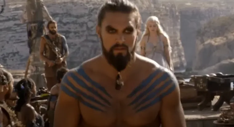 U &quot;Igri prijestolja&quot; Momoa igra Khala Drogu, impozantnog vođu Dothrakija. Kada je Momoa odlučio uskočiti u kožu divljeg i zgodnog Khala 2011., serija je još bila u povojima, a njegov nastup završen je nakon 10 epizoda nasilnom smrću.
