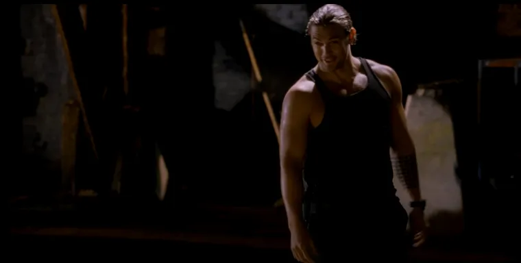 U akcijskom filmu &quot;Metak u glavu&quot;, Momoa glumi Keegana, a cijela se priča temelji na radnji popularnog francuskog stripa &quot;Du Plomb Dans La Tête&quot;, koji je uvelike inspiriran američkim akcijskim filmovima. Sylvester Stallone glumi plaćenog ubojicu Jimmyja Bobu koji sa svojim dugogodišnjim partnerom Louisom Blanchardom odlazi na uobičajen zadatak: moraju smaknuti Hanka Greelyja, bivšeg policajca koji je nečasno otpušten iz službe. Nakon uspješno obavljenog posla odlaze po isplatu u lokalni bar i tu sve kreće po zlu - prevareni su i Louis je ubijen. Sljedeći dan u New Orleans dolazi detektiv Taylor Kwon istražiti ubojstvo svog nekadašnjeg partnera Greelyja i kriminalca Blancharda. Kwon odmah shvaća da su smrti povezane, a trag ga vodi do Jimmyja kojemu nudi suradnju kako bi obojica pronašli odgovorne za smrti njihovih partnera.