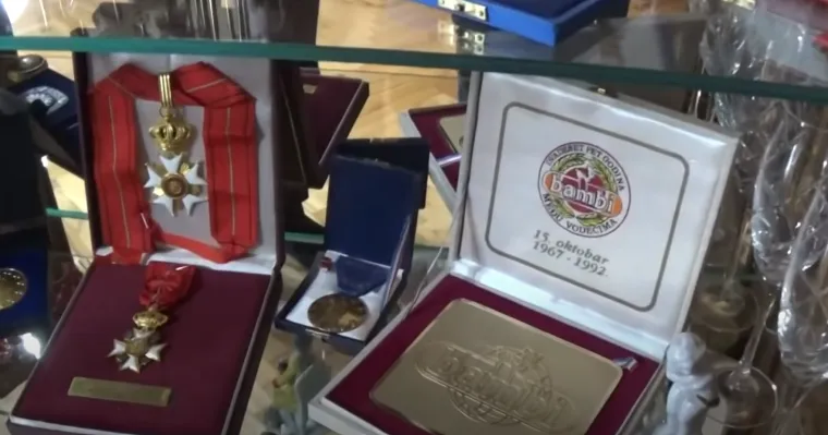 Tutavac je nakon Leskovca otišao u Požarevac gdje je osnovao tvornicu keksa Bambi. “Stalno sam imao taj problem što sam bio uspješniji od drugih i htjeli su mi namjestiti jedan manjak od 30 tona šećera u Leskovcu. Međutim, nisu uspjeli. Došli su drugi ljudi, a ja sam poslije četiri, pet mjeseci preselio u Požarevac. Tamo smo Moša Filipović i ja odlučili otvoriti pravu tvornicu keksa. Tvornica se isprva zvala Žitostig, ali smo nakon pet, šest mjeseci shvatili da to nije adekvatno ime za takav proizvod. Raspisali smo natječaj za ime poduzeća gdje su glasala djeca iz cijele Jugoslavije. Oko 30-40 tisuća djece glasalo je i borba je bila između naziva Goran i Bambi. Tada je za dvije do tri tisuće glasova vodio Goran. Ja sam otišao u Leskovac i s tamošnjim školama napravio da djeca glasaju za Bambi. Za dvije, dvije i po tisuće glasova Bambi je osvojio. I to je bila moja prva, ovako, provokacija&quot;, prepričava Tutavac u dokumentarcu. Uskoro su dobili i tužbu za sam naziv i to od predstavništva Walta Disneyja iz Atene, no i te su probleme kompromisom zaobišli.