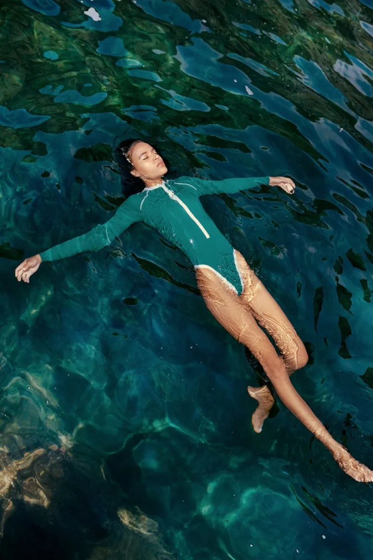 Boja i modela k'o u priči, ali teško ćete se ovdje fokusirati na bikinije