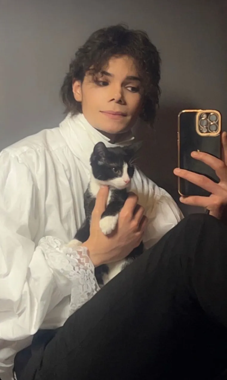 Ne, ovo nije Michael Jackson! Tip je pljunuti kralj popa, ali tvrdi: 'Nisam se operirao'