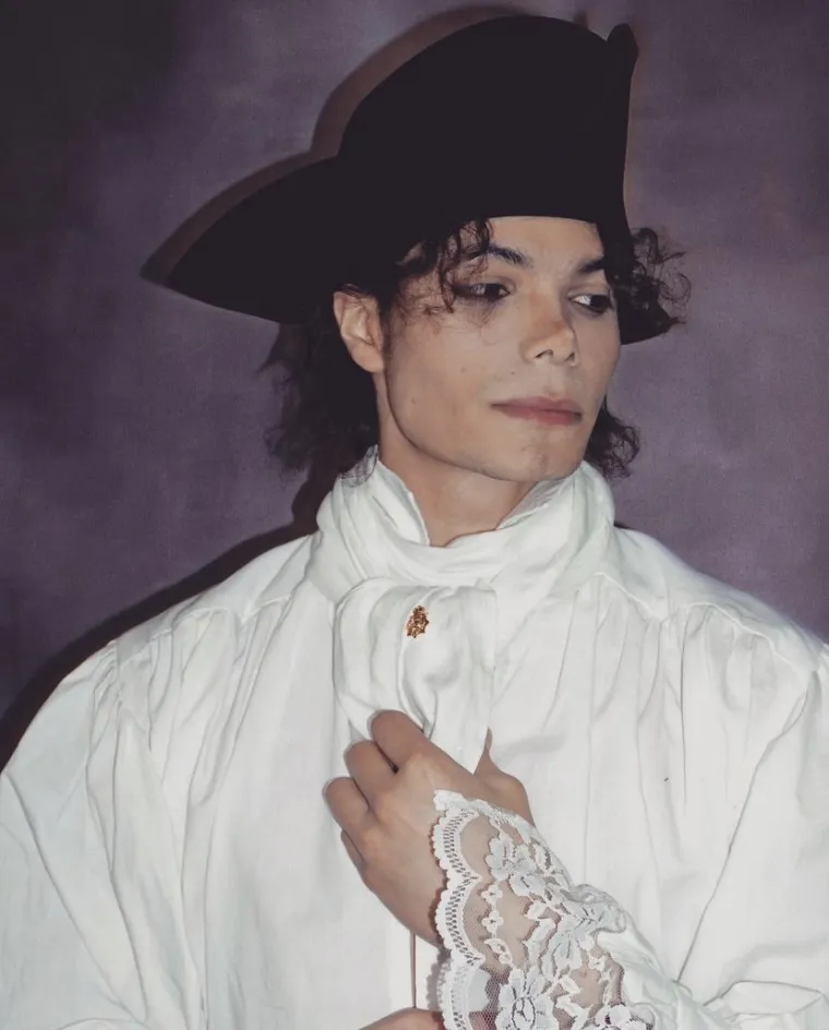 Ne, ovo nije Michael Jackson! Tip je pljunuti kralj popa, ali tvrdi: 'Nisam se operirao'
