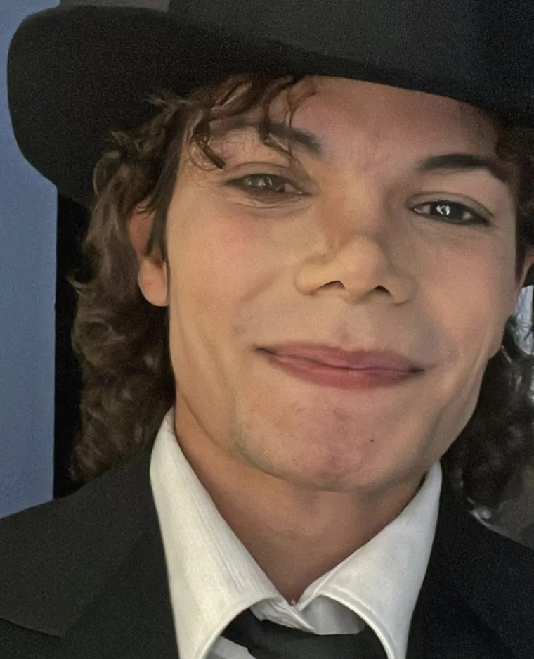 Ne, ovo nije Michael Jackson! Tip je pljunuti kralj popa, ali tvrdi: 'Nisam se operirao'