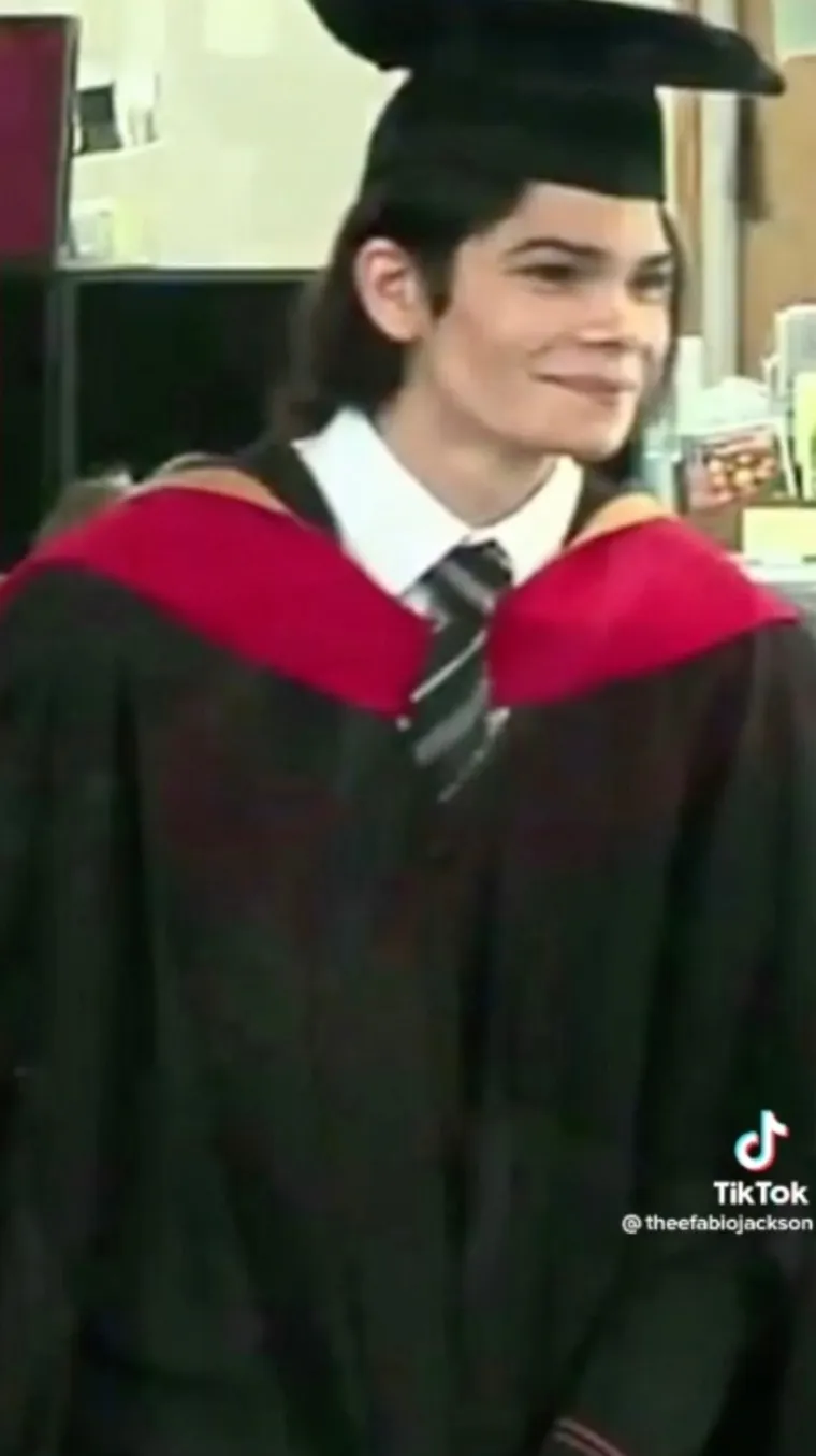 Ne, ovo nije Michael Jackson! Tip je pljunuti kralj popa, ali tvrdi: 'Nisam se operirao'