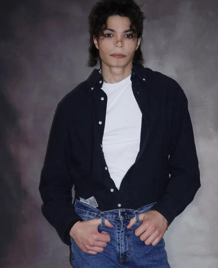 Ne, ovo nije Michael Jackson! Tip je pljunuti kralj popa, ali tvrdi: 'Nisam se operirao'