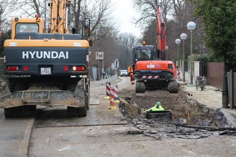 Danas je započela hitna sanacija u Jurjevskoj ulici na dijelu od Mlinarske ulice do kućnog broja 35. Cesta će biti zatvorena od srijede, 2. veljače 2022., do utorka, 15. veljače 2022., za sav promet. Dio ceste u toj ulici se urušio.
Kako bi se omogućio prolaz vozila Ulicom Tuškanac, gdje se trenutno izvode radovi, uspostavljena je privremena regulacija prometa semaforskim uređajima.