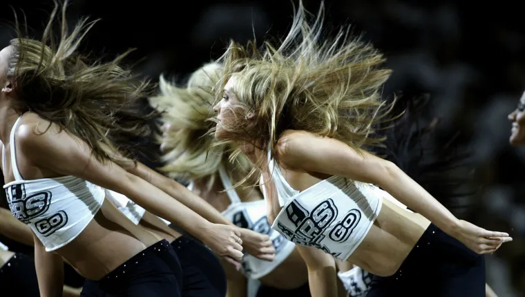 Cheerleadersice nastupaju: Evo nešto vruće, gipko, lijepo i zdravo za dobro jutro