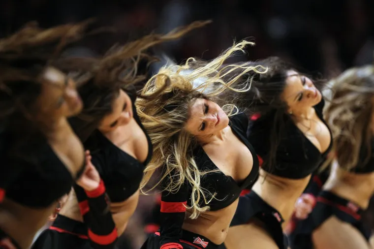 Cheerleadersice nastupaju: Evo nešto vruće, gipko, lijepo i zdravo za dobro jutro