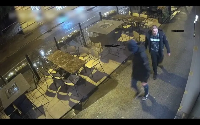 Prvi nepoznati muškarac starosti je oko 25 godina, srednje do malo jače tjelesne građe, kratke smeđe kose, odjeven u hlače i tamnu jaknu te crne tenisice i majicu s natpisom. Drugi nepoznati muškarac starosti je oko 25 godina, srednje tjelesne građe, nosi brkove i bradu, odjeven u plave traperice, tamnu zimsku jaknu s kapuljačom i tamne tenisice s tri bijele pruge.