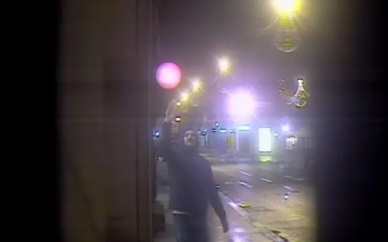 Treći nepoznati muškarac starosti je oko 25 godina, srednje tjelesne građe, odjeven u plave traperice i tamnu jaknu s kapuljačom te tamne tenisice s tri bijele pruge. Četvrti nepoznati muškarac starosti je oko 25 godina, slabije do srednje tjelesne građe, kraće smeđe kose, odjeven u crne hlače, crnu jaknu, crnu majicu i cipele tamne boje.