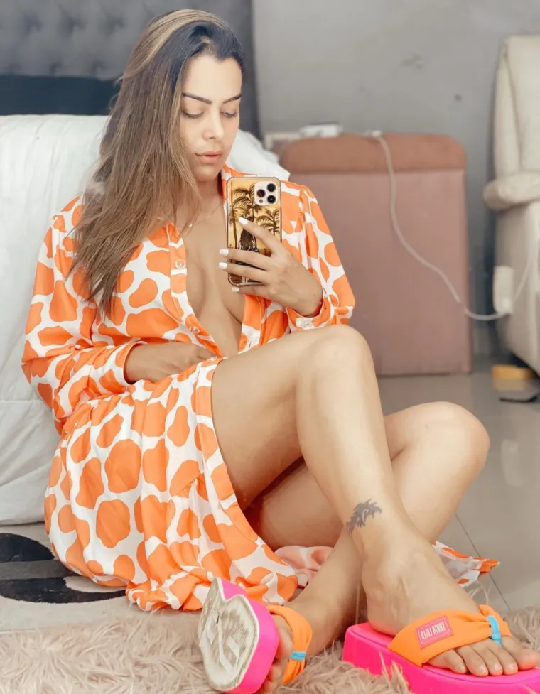 Poku&scaron;ala je sakriti gaćice, ali nije i&scaron;lo. Najzgodnija navijačica svijeta isturila goleme grudi, ali pogled će vam padati dolje