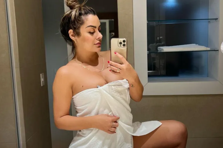 Poku&scaron;ala je sakriti gaćice, ali nije i&scaron;lo. Najzgodnija navijačica svijeta isturila goleme grudi, ali pogled će vam padati dolje