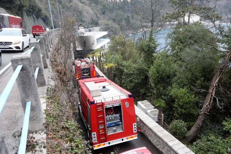 U garaži luksuzne vile u Opatiji izgorjela tri skupocjena vozila