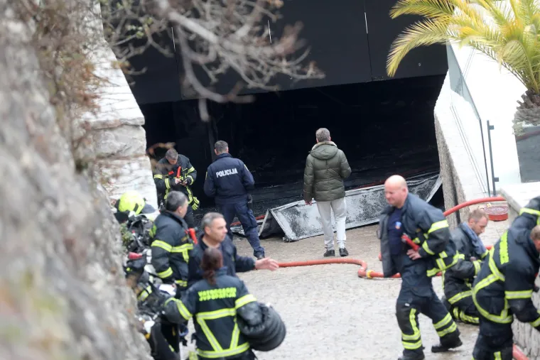U garaži luksuzne vile u Opatiji izgorjela tri skupocjena vozila