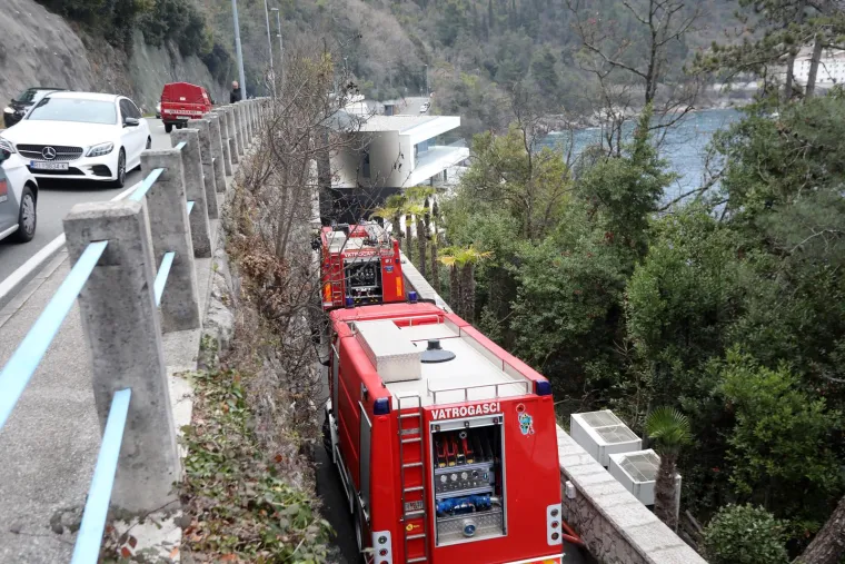 U garaži luksuzne vile u Opatiji izgorjela tri skupocjena vozila