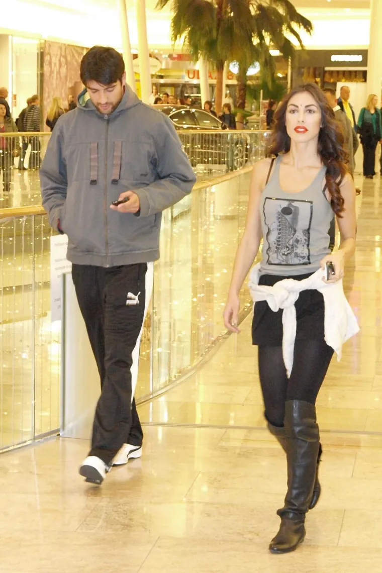 &quot;Manekenstvo sam uvijek doživljavala kao hobi i izvrstan izvor zarade da si mogu priuštiti i uštedjeti za sve ono što volim i želim pa i danas prihvatim poneku ponudu, tako da sam zadovoljna. Rad u prosvjeti premalo je plaćen, definitivno je i nadam se da će se to u dogledno vrijeme promijeniti&quot;, otkrila je za Story te je tom prilikom izjavila i kako je zahvalna i na Ćorluki, ali i na Ivanu Capanu, s kojim je bila poslije Ćorluke. &quot;Život me stalno uči i daje iznova lekcije, kao što me i blagoslivlja divnim osobama, a takve su i njih dvojica. Zahvalna sam na svemu što sam imala i imam, sve je to život&quot;, rekla je tada lijepa Vedrana.