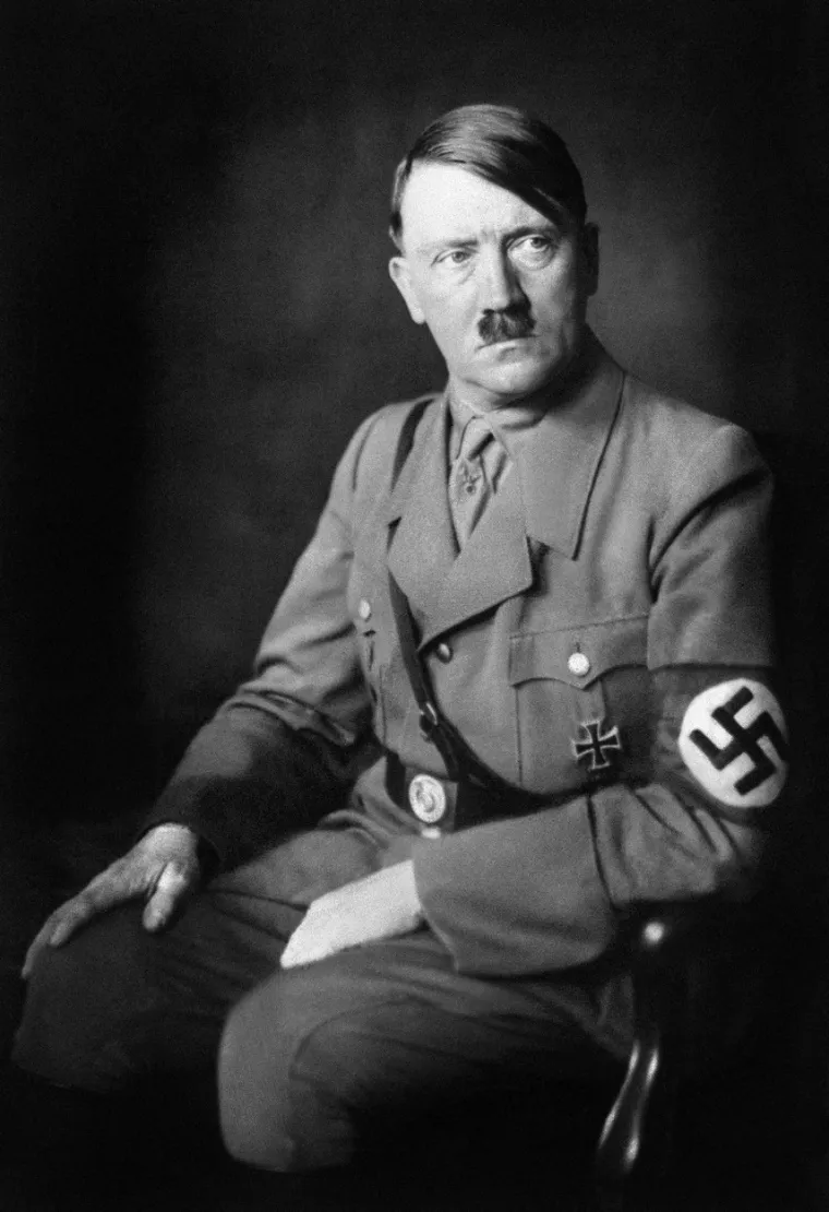 Obje funkcije su ukinute i ustanovljeno je vrhovno zapovjedništvo. No iako je Oberkommando der Wehrmacht imao nominalni nadzor nad oružanim snagama, titulu vrhovnog zapovjednika uzeo je Hitler, a i zapovjednici mornarice, vojske i zrakoplovstva su i formalno odgovarali njemu. 