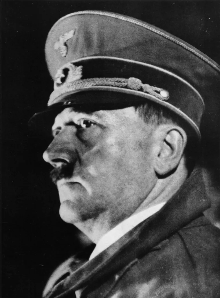 Iako je, čim je došao na vlast zabranio druge strane, neistomišljenike proganjao i likvidirao,  a prve logore počeo otvarati daleko prije početka Drugog svjetskog rata, još 1938. uspijevao je uvjeriti strane sile kako je jamac mira. 