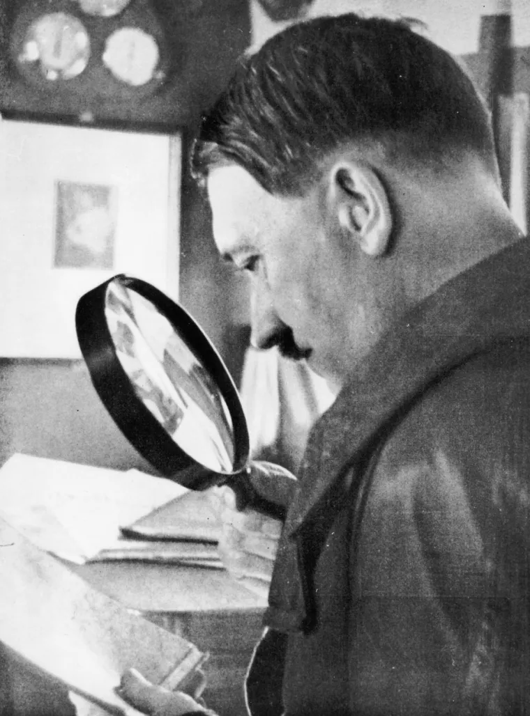 Čak i nakon što je počeo drastično jačati njemačku vojsku, i nakon što je anektirao Austriju, Hitler je u Münchenu potpisao sporazum s Francuskom i Velikom Britanijom kojom mu je dopuštena aneksija Sudetske oblasti u Čehoslovačkoj. 