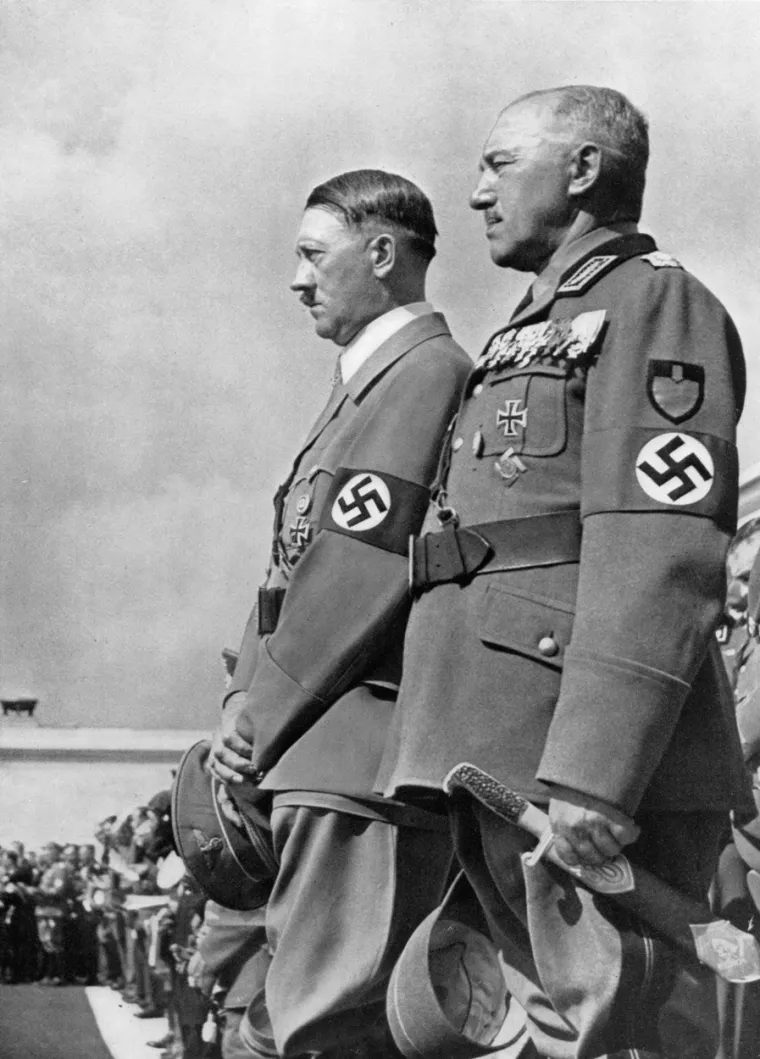 Tek godinu dana kasnije, kada su njemački vojnici odjeveni u poljske uniforme inscenirali napad na radiopostaju u Danzingu (Gdanjsku), što je Hitleru poslužio kao povod za napad, Zapad više nije mogao šutjeti i objavili su rat Njemačkoj. No, i tada su prošli tjedni i mjeseci prije ikakve konkretne akcije. A u tim tjednima i mjesecima, Hitler je već pregazio Poljsku i okrenuo svoju vojsku prema Francuskoj.