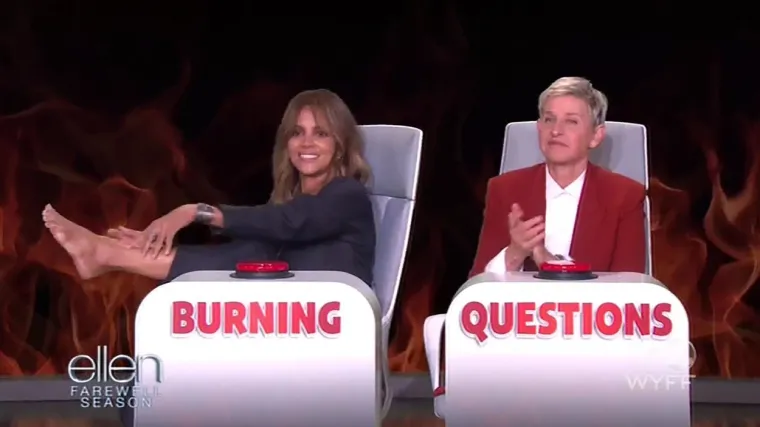 Ellen je tada uvjerila Halle da skine desnu cipelu i pokaže bosu nogu gomili, brojeći joj prste kako bi dokazala da ih glumica ima samo pet. No, Ellen nije htjela stati na tome pa je glumicu nagovorila da pokaže i lijevo stopalo.