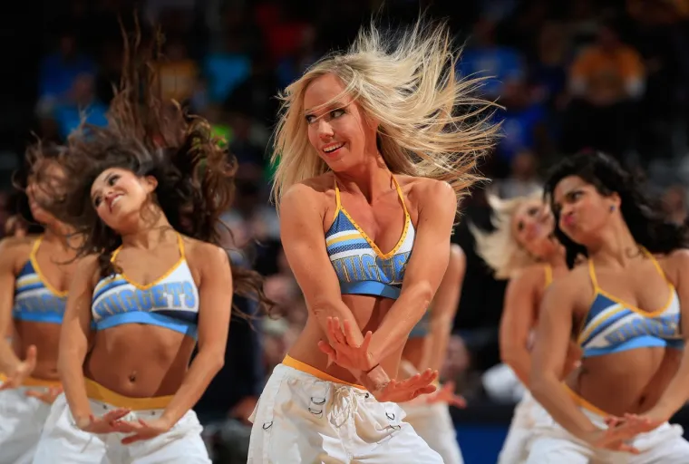 'Što droljastije izgledaš, to ćeš lakše upasti u cheerleaders ekipu, to je tako. Seksualno smo izložene'