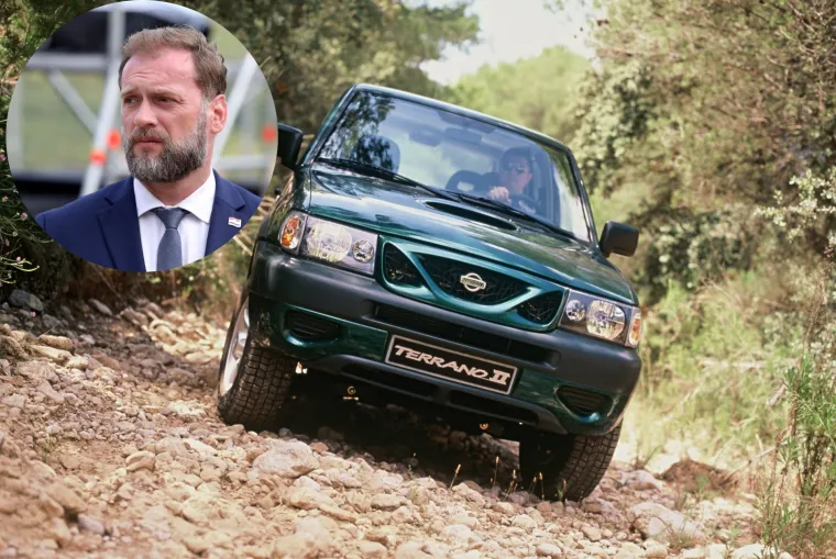 Kako i priliči jednom ministru obrane, Mario Banožić u garaži ima spremnog terenca i to ozbiljnog. Radi se o modelu Nissan Terrano 2.7 TD Wagon iz 2003. godine koji vrijedi 53.000 kuna. Ima ministar i auto za svečanije prilike, a riječ o VW Passatu 2.0 TDI s najvišom razinom opreme Highline, a koji je iz 2016. godine te vrijedi 145.000 kuna.  