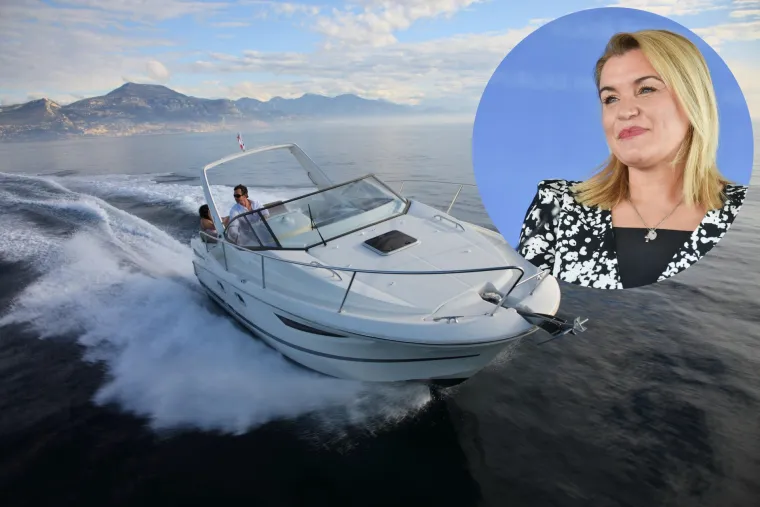 Ministrica turizma Nikolina Brnjac nema privatni automobil, a da voli more dokaz je i brod njezina supruga. Riječ je o modelu Leader 805 iz 2000. godine, a procijenjen je na 260.000 kuna