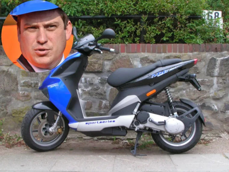 Ministar mora, prometa i infrastrukture najviše voli osjetiti svježi asfalt ispod kotača suprugina skutera, Piaggia NRG Power 50 iz 2017. godine koji vrijedi 12.000 kuna