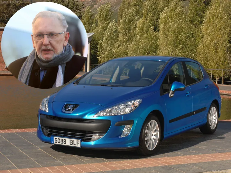 Ministar unutarnjih poslova Davor Božinović posjeduje Peugeot 308 iz 2008. godine za kojeg smatra da vrijedi 25.000 kuna, a u njegovoj garaži je i skuter Piaggio iz 2009. procijenjen na tek 3.000 kuna. Dodajmo kako se supruga ministra Božinovića vozi u BMW-u serije 5 iz 2008. koji vrijedi 90.000 kuna