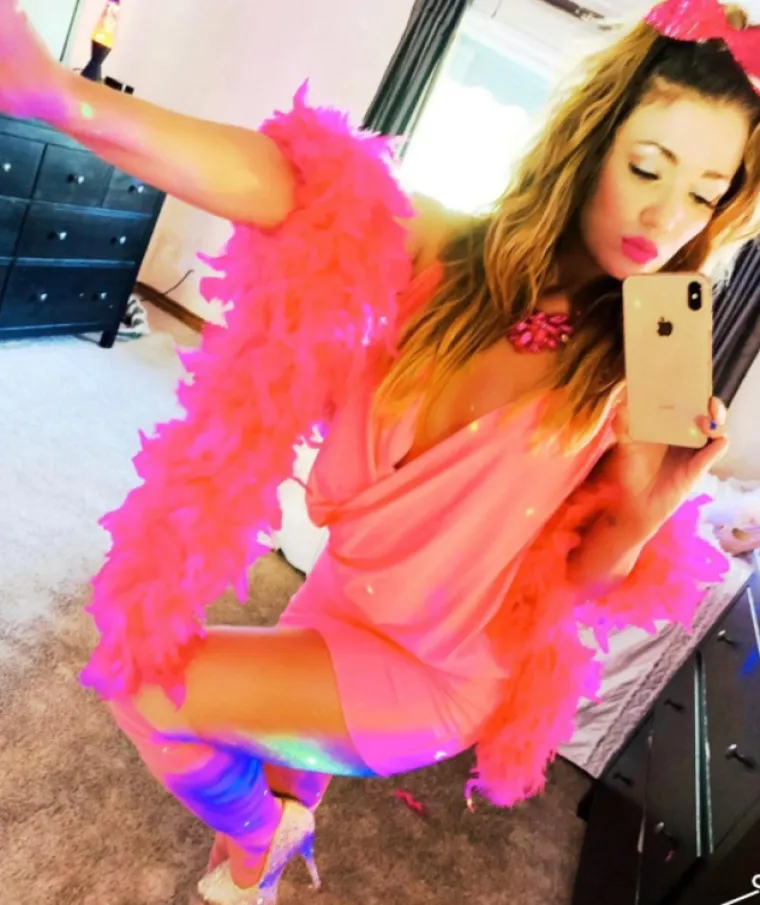 Dallas Lovato porijeklom je iz Albuquerquea u Novom Meksiku. Roditelji su joj Patrick i Dianne Lovato, čije je djevojačko prezime Hart. 