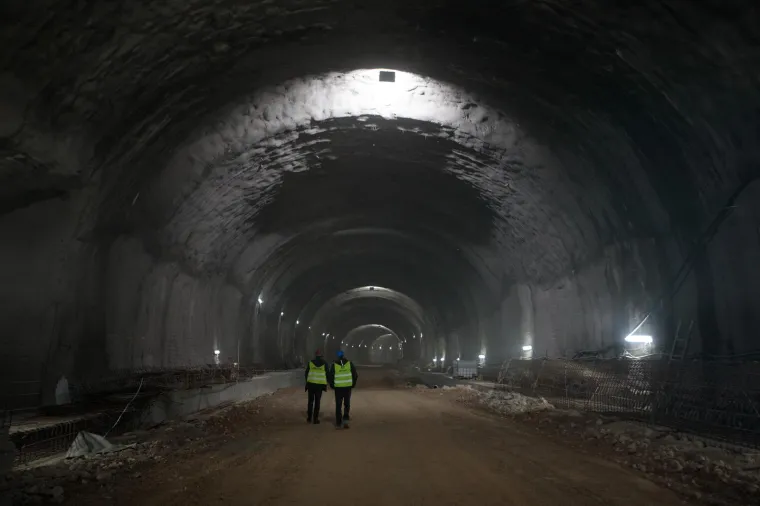 Hrvatske ceste i zajednica izvođača radova potpisali su sredinom 2020. ugovor o izgradnji DC 403 vrijedan 456 milijuna kuna, a radovi su počeli u rujnu iste godine. Radove obavlja zajednica izvođača - Kolektor CPG iz Slovenije, GP Krk iz Hrvatske te Euro-asfalt iz BiH. Izgradnja se sufinancira iz Europskog fonda za regionalni razvoj, a dio je strateškog Rijeka Gateway projekta.