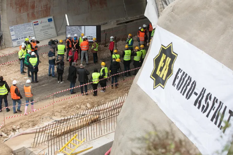 Kao država smo pokazali da znamo provoditi projekte koji je financiraju iz EU, rekao je i naglasio potporu Vlade tom projektu i dobru suradnju s Gradom Rijekom. Kazao je da su na riječkom području, u više projekata, uložena velika sredstva, kako bi luka Rijeka bila ono što treba biti - luka sjevernog Jadrana s teretom većim od tereta luke Kopar.