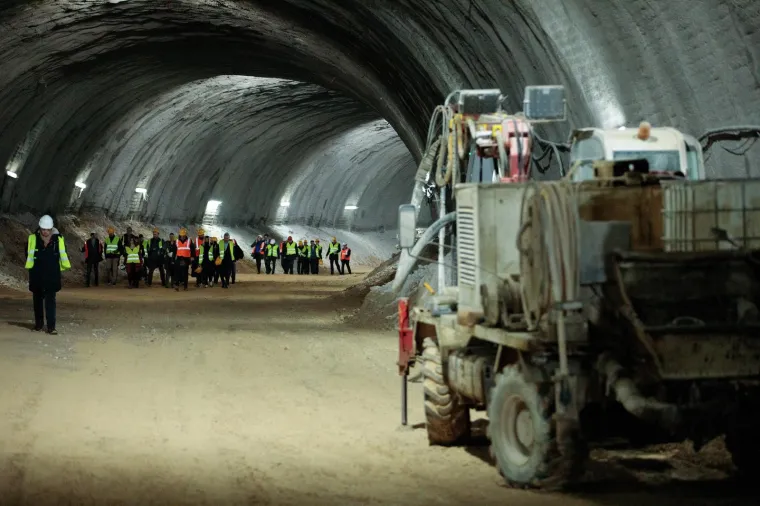 Predsjednik Uprave Hrvatskih cesta Josip Škorić rekao je da se, unatoč izazovnim vremenima, projekt provodi u skladu s planom. Tunel je ključni je objekt na trasi, a od izvođača očekujemo, ako se ne dogodi ništa nepredviđeno, da cesta DC 403 bude u prometu u ljeto sljedeće godine, rekao je. Škorić je još kazao da je projekt zahtjevan i da to najbolje znaju stanovnici u obližnjim ulicama, jer je buka bila neminovna.