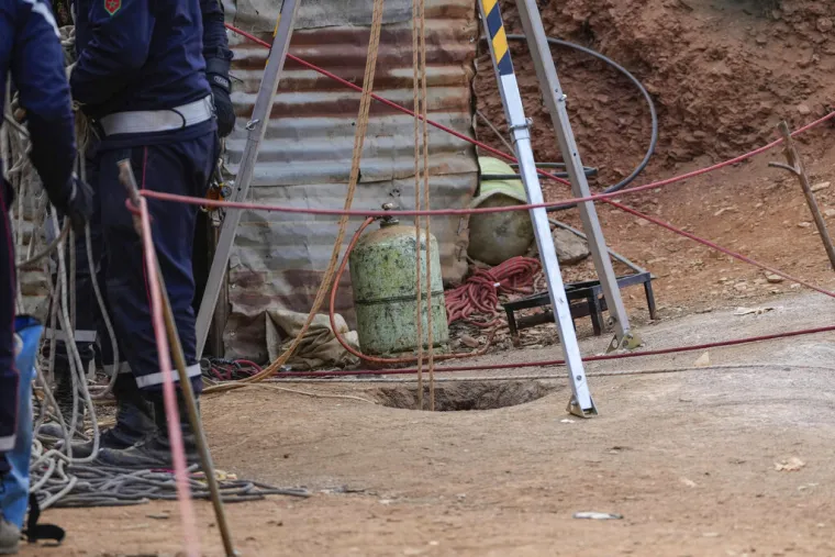 Dječak koji je upao u jamu od 32 metra je živ: Spasioci su kopali cijelu noć, stotine ljudi čeka izvlačenje