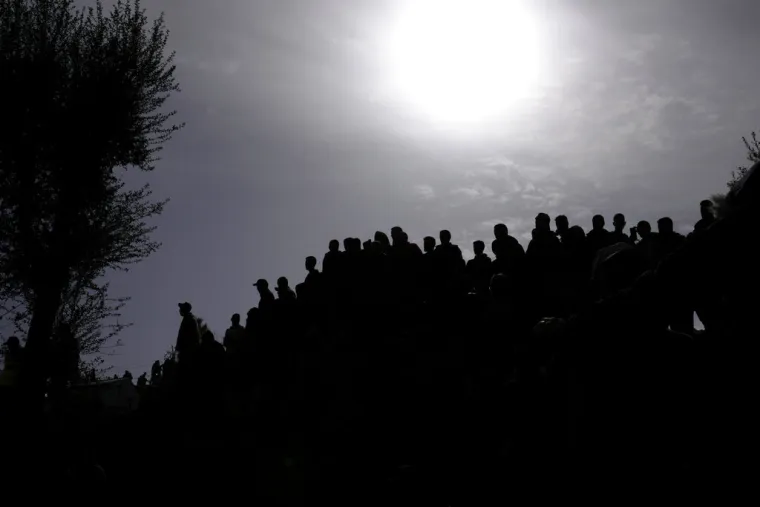 Dječak koji je upao u jamu od 32 metra je živ: Spasioci su kopali cijelu noć, stotine ljudi čeka izvlačenje