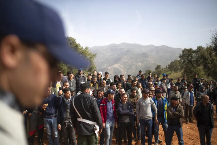 Dječak koji je upao u jamu od 32 metra je živ: Spasioci su kopali cijelu noć, stotine ljudi čeka izvlačenje