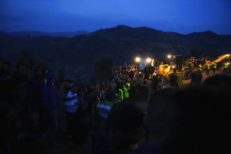 Dječak koji je upao u jamu od 32 metra je živ: Spasioci su kopali cijelu noć, stotine ljudi čeka izvlačenje