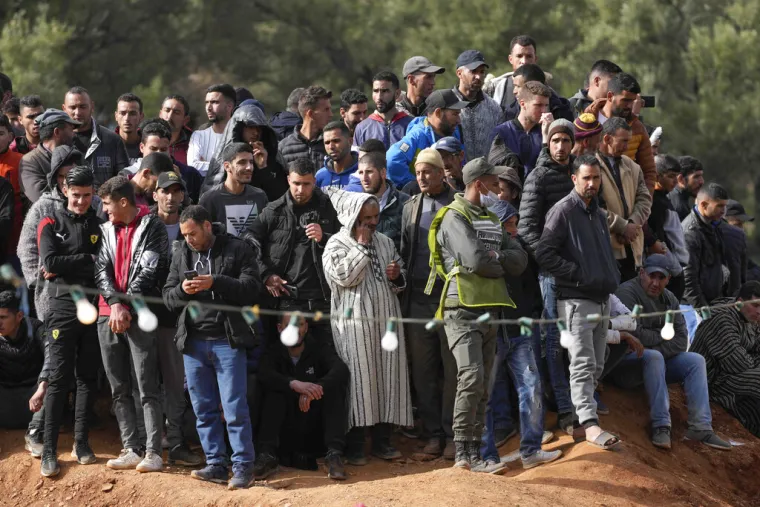 Dječak koji je upao u jamu od 32 metra je živ: Spasioci su kopali cijelu noć, stotine ljudi čeka izvlačenje