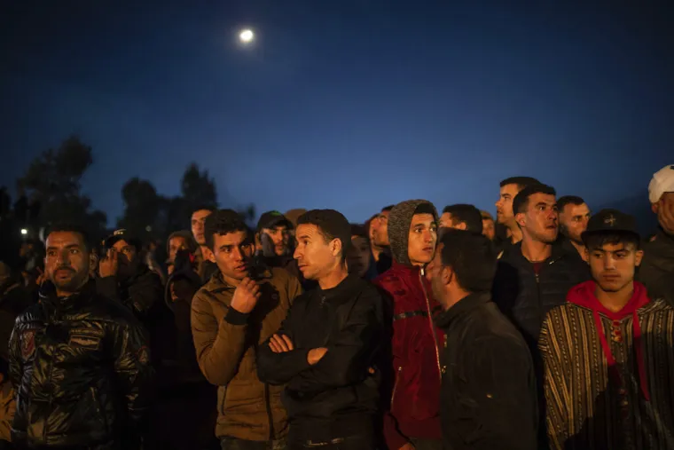 Dječak koji je upao u jamu od 32 metra je živ: Spasioci su kopali cijelu noć, stotine ljudi čeka izvlačenje