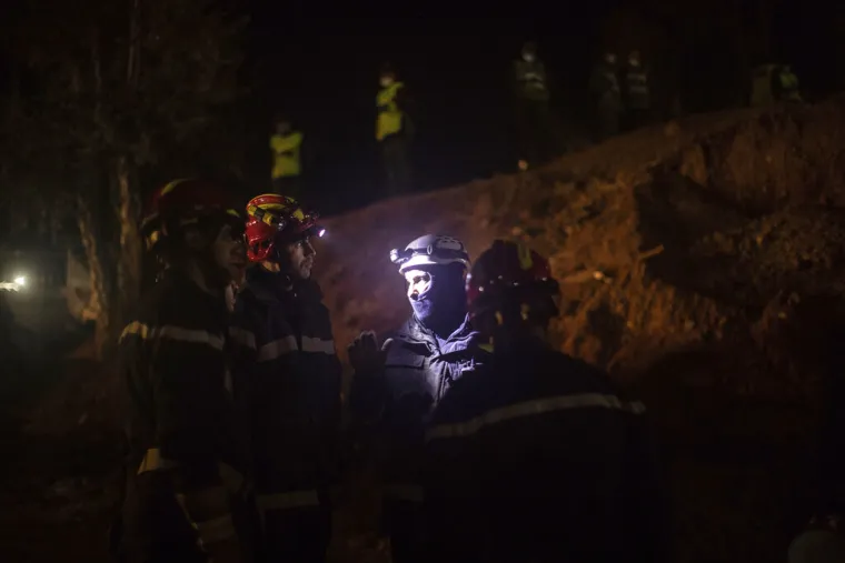 Dječak koji je upao u jamu od 32 metra je živ: Spasioci su kopali cijelu noć, stotine ljudi čeka izvlačenje