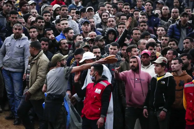 Dječak koji je upao u jamu od 32 metra je živ: Spasioci su kopali cijelu noć, stotine ljudi čeka izvlačenje