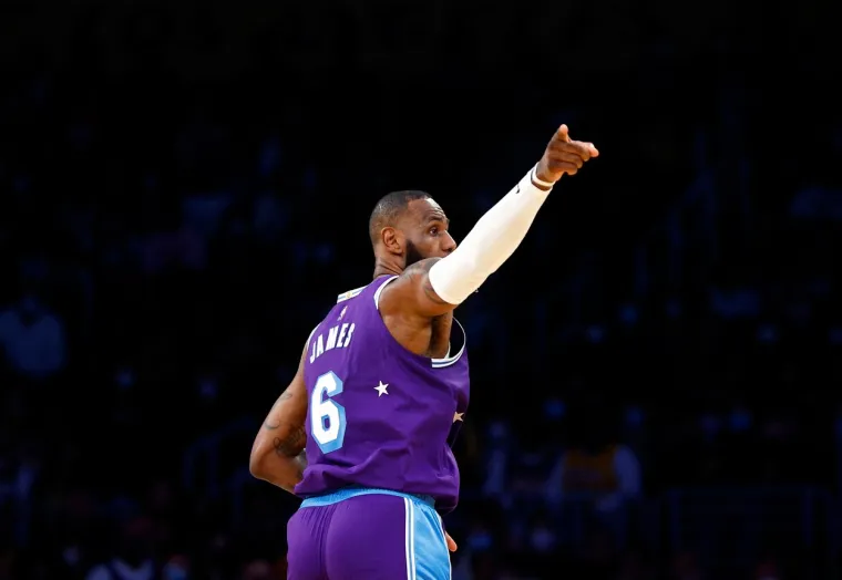 Lakersi su do pobjede mogli i bez dodatnih pet minuta, jer su na 1:17 minuta prije isteka osnovnog dijela utakmice imali +7 (110-103). No, tricama Evana Fourniera i RJ Barretta, koji je imao i jedno zakucavanje, Knicksi su uspjeli izboriti produžetak (111-111), nakon što je James promašio tricu za pobjedu. 