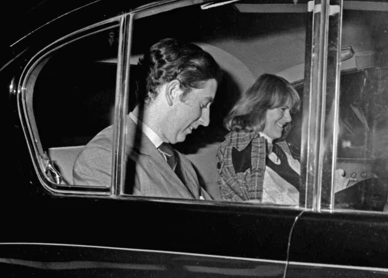 Camilla je upoznala Charlesa 1971. godine, na kućnoj zabavi zajedničkih prijatelja. Svjedoci navode kako je od prvog trenutka njihova susreta bilo jasno kako se radi o snažnoj kemiji. Prijateljstvo je preraslo u ljubav, a uskoro su i službeno postali par. Charles je Camillu upoznao i s kraljicom i dovodio je na obiteljska okupljanja. No, kada je Charles morao s mornaricom otići na dugo putovanje - Camilla ga je ostavila i udala se za Andrewa. 