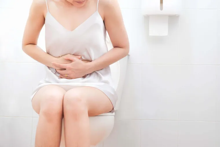 3. Može dovesti do urinarnih infekcija: Loše navike brisanja toaletnim papirom mogu dovesti do širenja bakterija. Štoviše, za žene, brisanje od naprijed prema natrag može povećati rizik od prijenosa bakterija u mokraćnu cijev. Korištenjem alternativa poput bidea ili vlažnih maramica je moguće izbjeći ove probleme.

