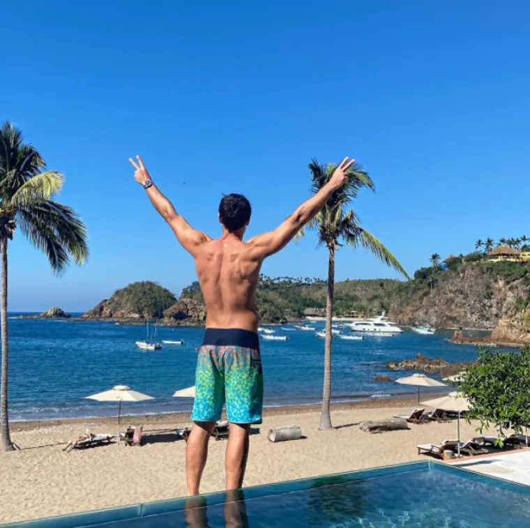 Pedro je rođen u Brazilu, u gradu Belo Horizonte. Ima dva brata i dvije sestre, a njegova se obitelj, uglavnom europskih korijena, u Drugom svjetskom ratu preselila u Brazil.