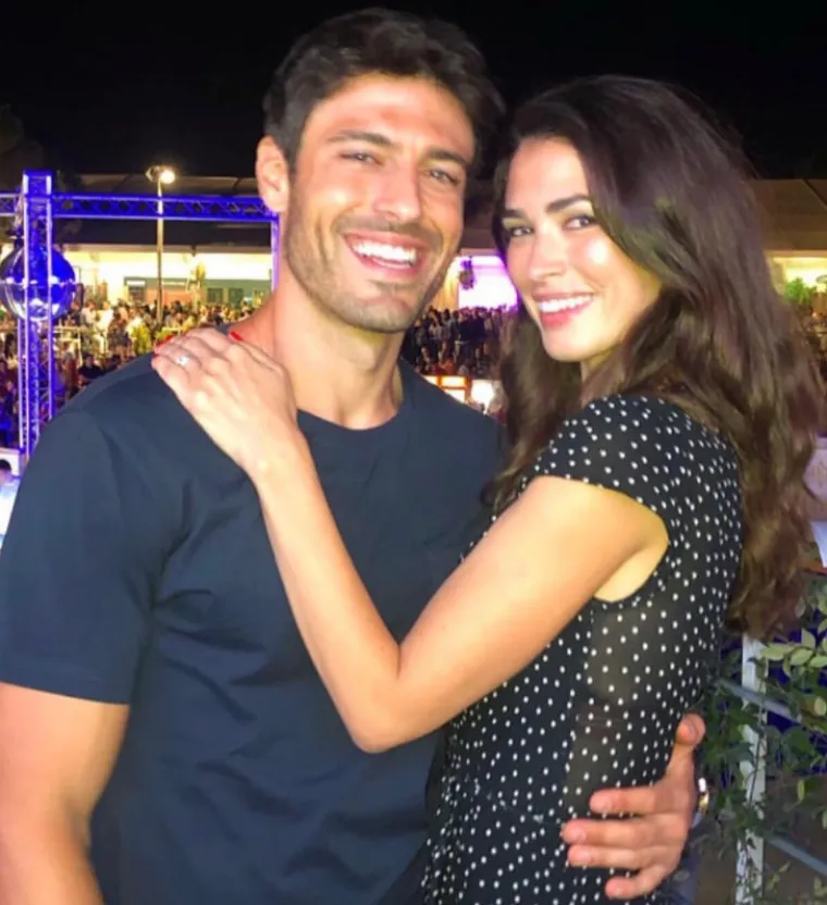 Krajem 2011. godine u Milanu postali roditelji malene Lare. Iako su godinama živjeli u Milanu, donijeli su odluku da se ipak presele u Zagreb, u kojem ga Iris nimalo ne štedi kućanskih poslova.