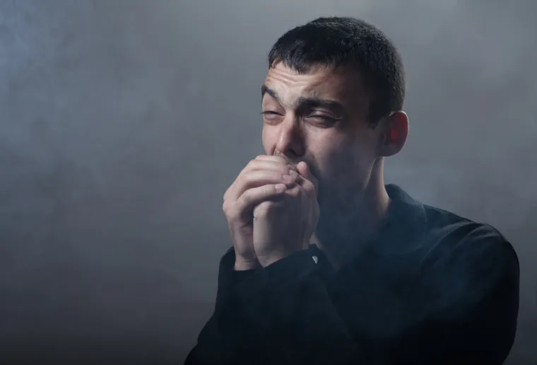 Simptomi akutnog otrovanja s CO-om nalikuju obolijevanju od gripe. Prvo se pojavljuju simptomi poremećaja rada organa koji najviše ovise o kisiku, a to su glavobolje, vrtoglavice, grčevi, tahikardija, visok krvni tlak. Trovanje ugljičnim monoksidom može dovesti i do zatajenja drugih važnih organa, što se očituje zatajenjem bubrega, odumiranjem mišića, oštećenjem srčanog mišića i sličnim. Ako se simptomi ne povuku u roku od 2-3 tjedna, može se pretpostaviti da je došlo do trajnog oštećenja. Ukoliko pomislite da je osoba otrovana ugljičnim monoksidom, odmah ju izvucite na zrak i pozovite Hitnu pomoć.